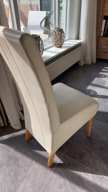 4 creme witte stoelen