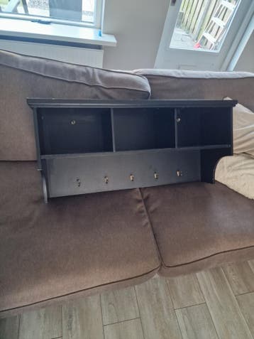 Gratis - Zwarte wandkapstok met opbergvakken en haken
