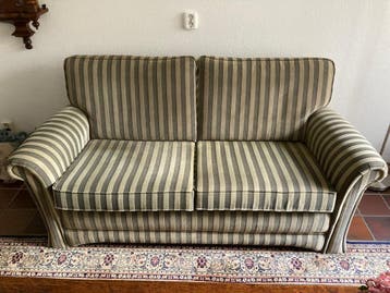 Comfortabele gestreepte tweepersoonsbank