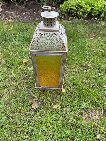Decoratieve metalen lantaarn met geel glas