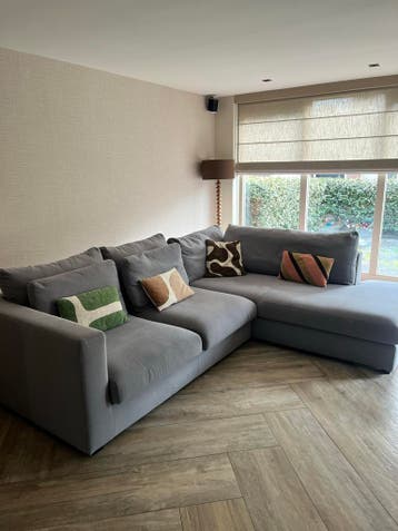 Comfortabele grijze hoekbank GRATIS