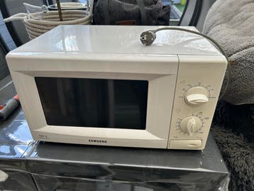 Magnetron - studentenkamer of student  ( moet snel weg )