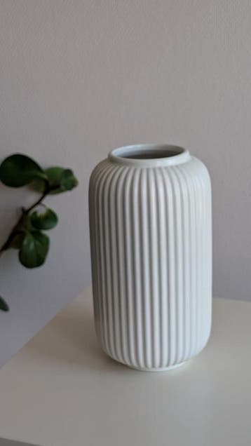 Witte geribbelde vaas