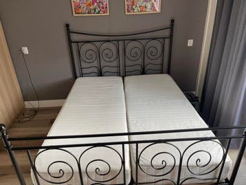 Zwart metalen tweepersoonsbed met krullen