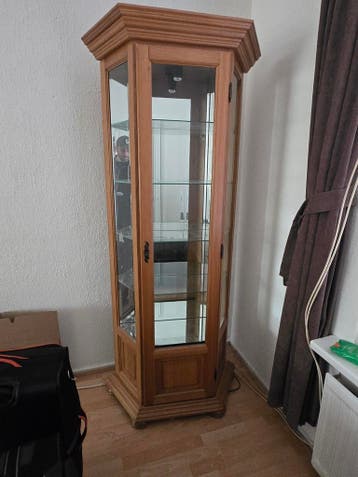 Eikenhouten vitrinekast met glazen planken