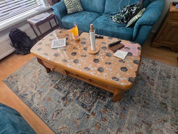 Houten salontafel met lade en bloemmotief