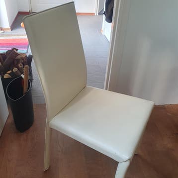2 identieke wit lederen stoelen
