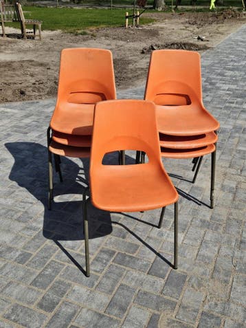 Gratis stapelbare oranje stoelen