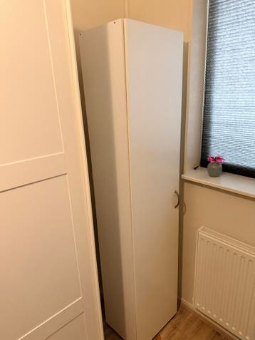 Witte opbergkast met legplanken