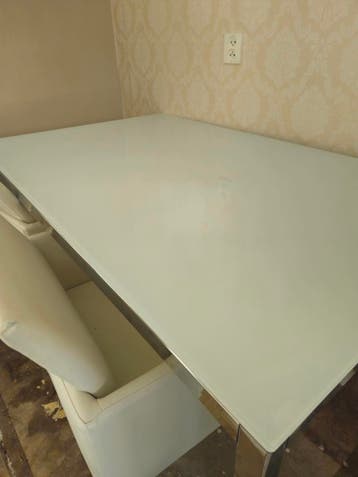 Gratis Eettafel met 4 witte stoelen Utrecht