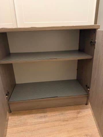 Compact opbergkastje met twee deuren en legplank