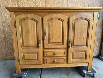 Meidenkast van blank eikenhout, afmetingen 182x49x140cm