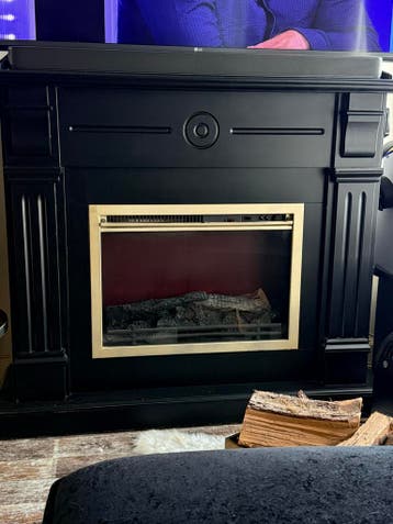 Zwarte elektrische haard met goudkleurige rand