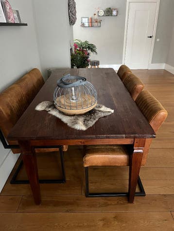 GRATIS. Eetkamer tafel en bank en 3 stoelen