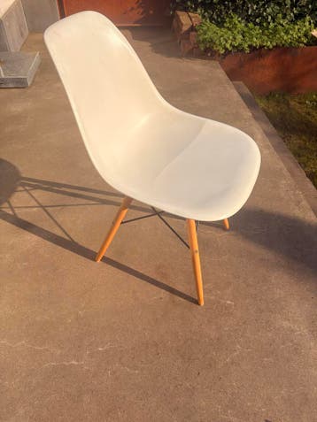 3 Witte kuipstoelen met 4 houten poten