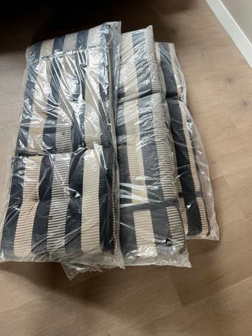 Zwart-wit gestreepte kussens