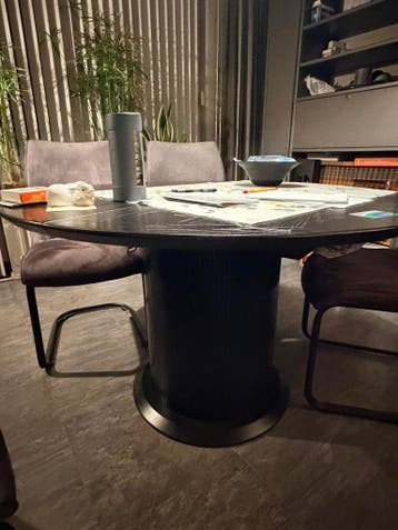 Zwarte ronde eettafel, gratis af te halen ivm verhuizing
