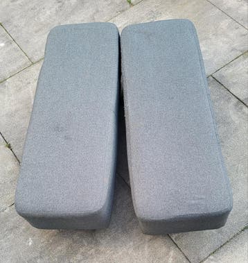 Twee grijze voetenbanken