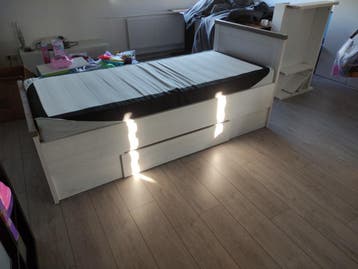 Eenpersoonsbed met opberglades en matras