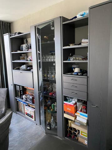 Donkergrijze kast met vitrine en lades, gratis af te halen