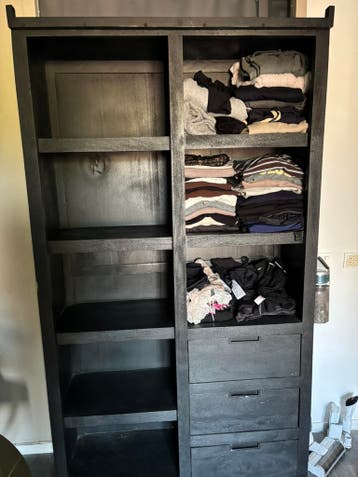 Grote zwarte massieve kast industriele look