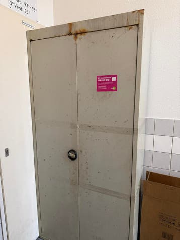 Metalen kast met twee deuren