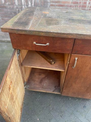 Verrijdbare oude kast, buiten gestaan , gratis