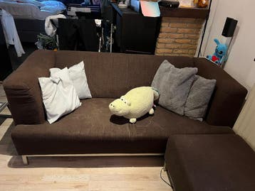 Donker bruine bank met losse hocker