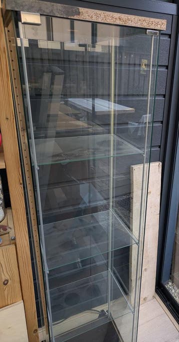 Ikea vitrinekast met glazen planken