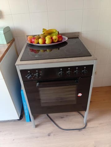 Vrijstaand fornuis met inductiekookplaat en perilex