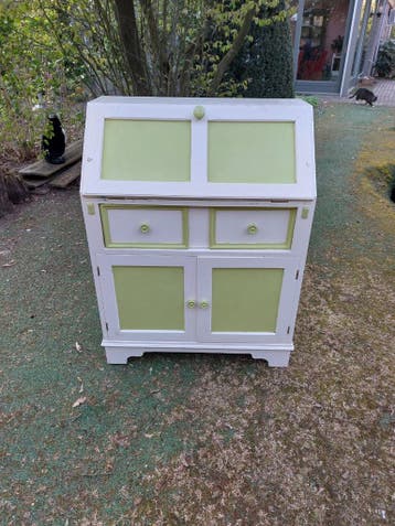 Gratis bureautje. Verfwerk moet opnieuw gedaan worden