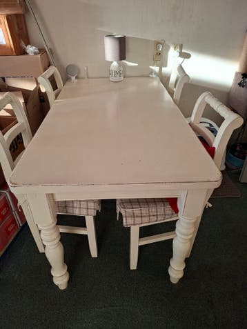 Witte eettafel met gedraaide poten