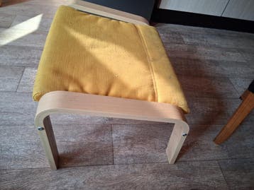 Stoel met voetenbankje