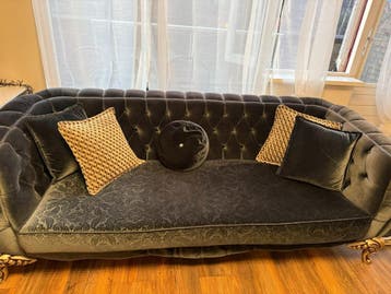 Twee banken en eettafel met 4 stoelen