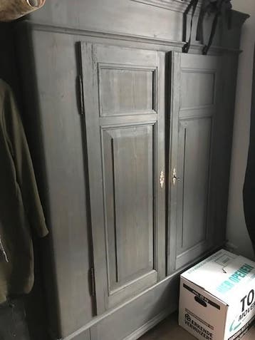 grijze grenen linnenkast