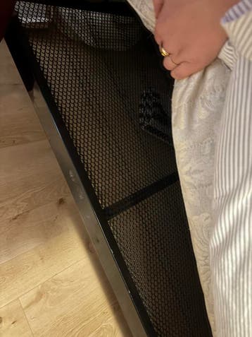 Zwart stalen 1-persoonsbed incl. matras en topper