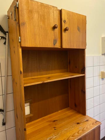 Houten kastje met planken en deurtjes (gratis)