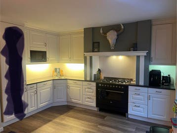 Gratis grote hoekkeuken met apparatuur.