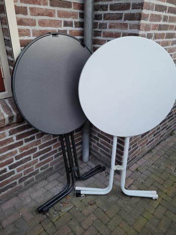 2 statafels, zwart en wit, beschadigd