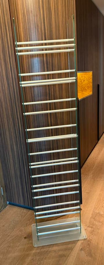 Schoenenrek van glas, voor 16 paar schoenen