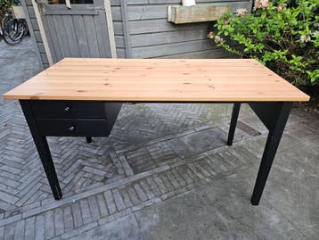 Bureau met houten blad en zwarte poten
