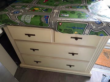 Crèmekleurige ladekast met 5 laden