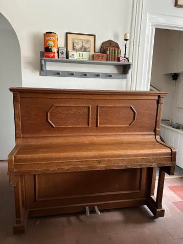 Piano in goede staat, moet gestemd worden, gratis af te hale