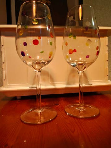 Gratis: twee wijnglazen met stipjes