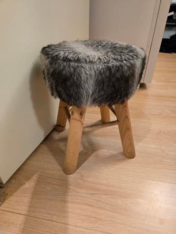 Houten krukje met imitatie bont