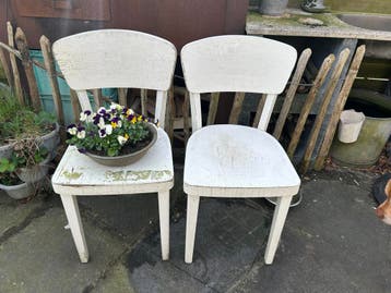Twee witte stoeltjes van Woood