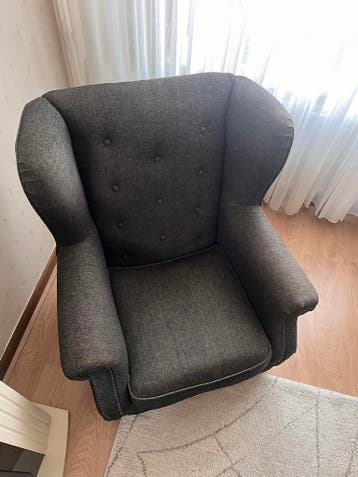 Donkergrijze fauteuil met knopen