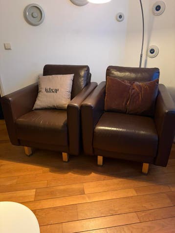 Twee leer bruine fauteuils