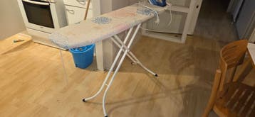 Strijkplank met strijkijzer