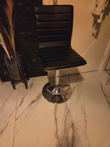 Verstelbare barstoel van zwart leer